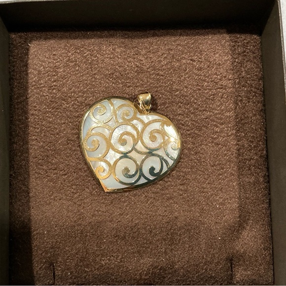 Large Heart Pendant 14 Karat Yellow Gold Mother of Pearl - Picture 3 of 4